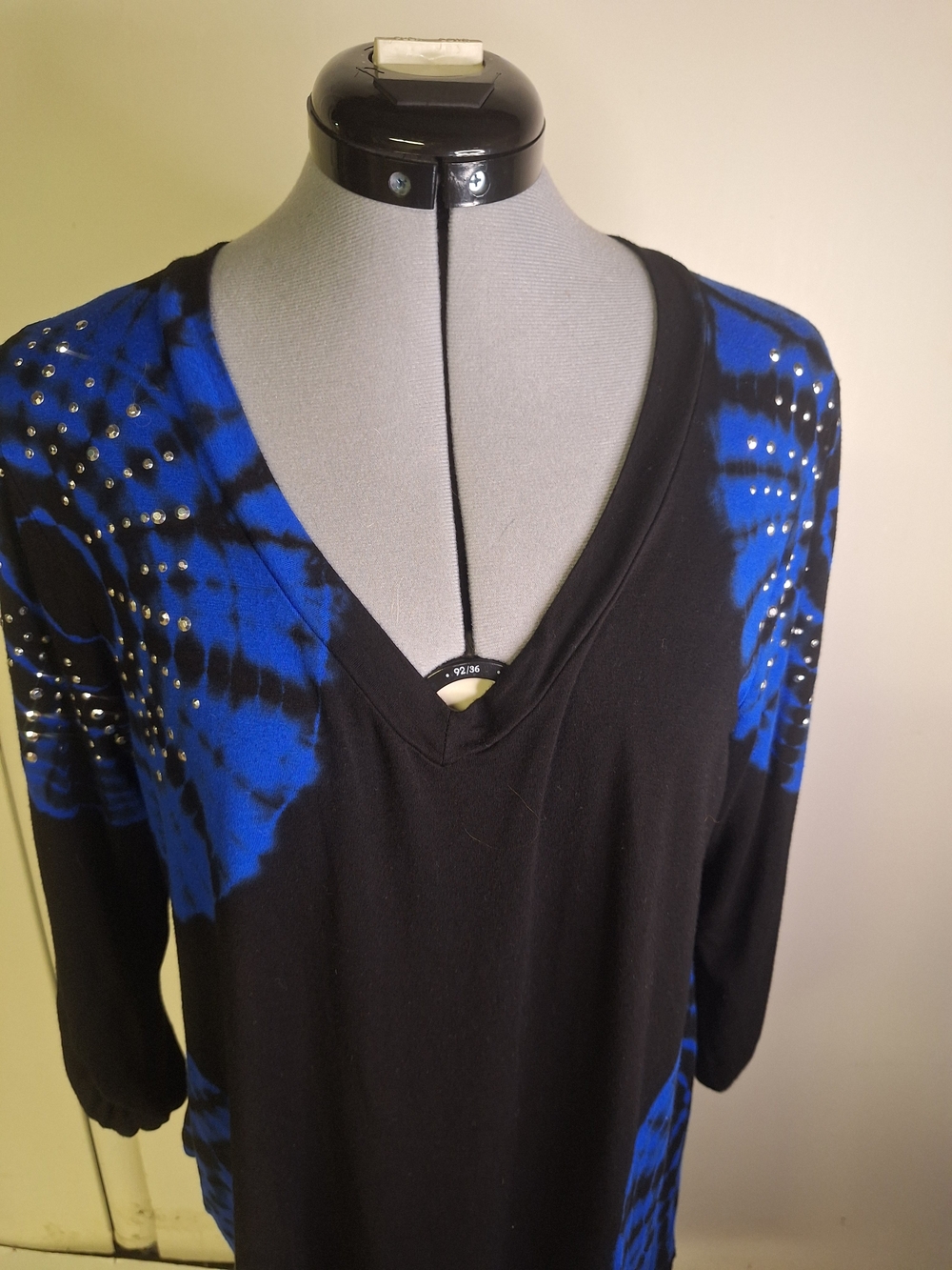 French Blue Black & Blue Studded Tie-Dye V-Neck Women's Top Size Large - Picture 3 of 8